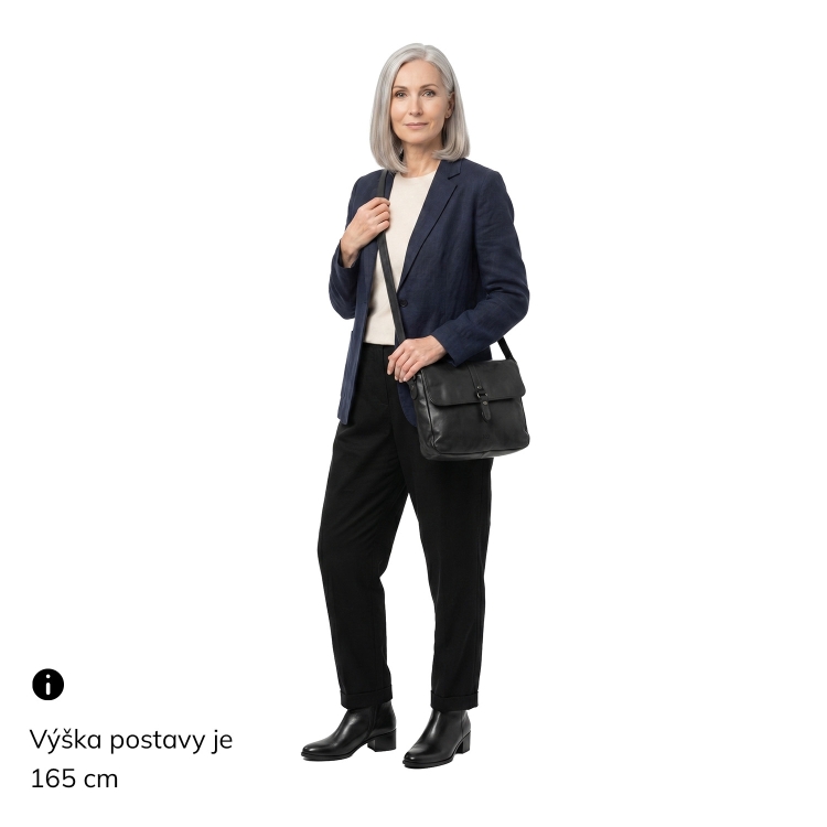 Kožená crossbody kabelka s klopou Noelia Bolger materiál kůže zapínání s klopou barva černá velikost střední NB 2416 C Na postavě