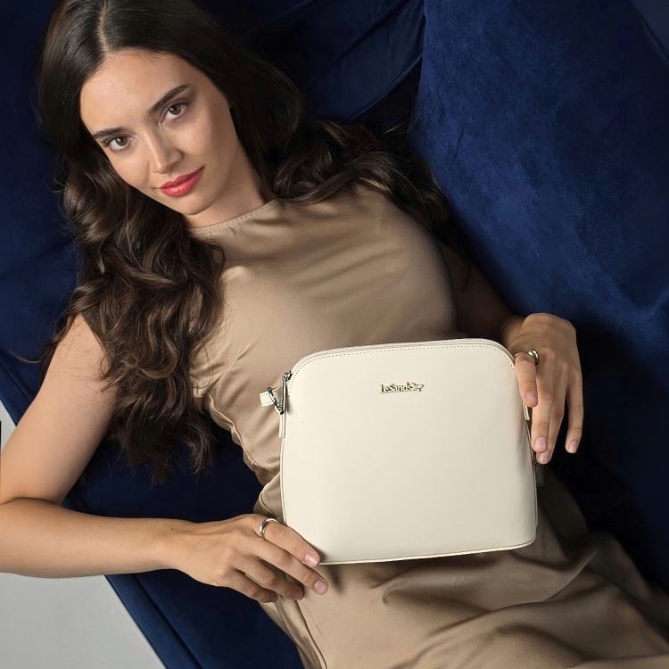 Malá minimalistická crossbody kabelka LeSands materiál syntetická kůže zapínání na zip barva béžová velikost malá 7712 BE Lifestyle
