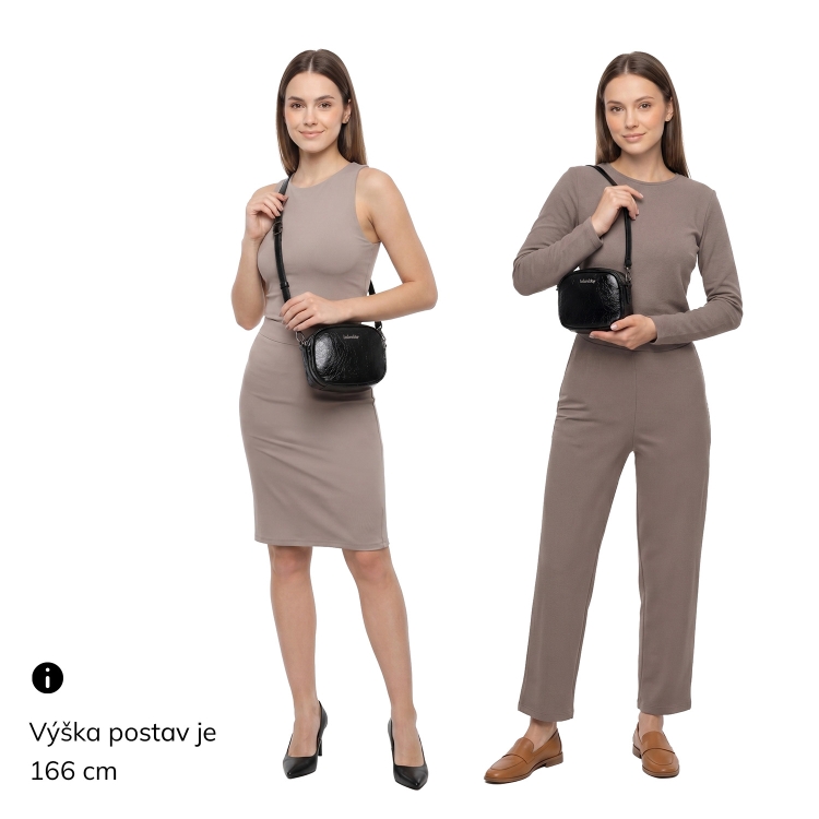 Malá crossbody kabelka se strukturovaným povrchem Le Sands materiál syntetická kůže zapínání na zip barva vínová velikost malá 4372 BO Na postavě