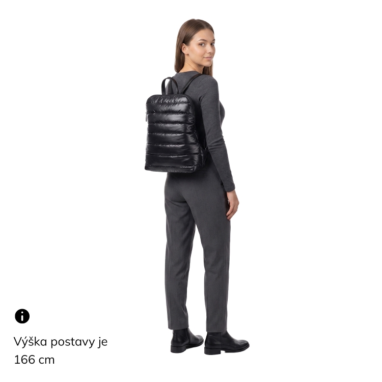 Prošívaný batoh z nadýchaného nylonu Carmelo materiál nylon zapínání na zip barva metalická velikost střední 4384 TI Na postavě