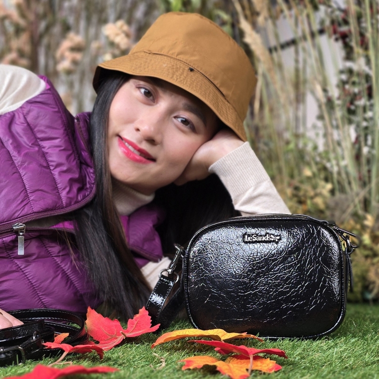 Malá crossbody kabelka se strukturovaným povrchem Le Sands materiál syntetická kůže zapínání na zip barva černá velikost malá 4372 C Lifestyle