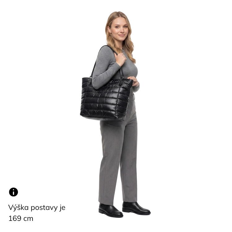 Shopperka přes rameno z nadýchaného materiálu Carmelo materiál nylon zapínání na zip barva černá velikost velká 4385 C Na postavě