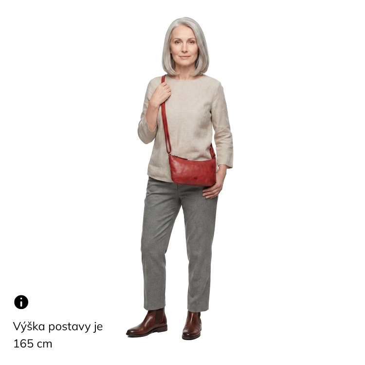 Malá elegantní kožená crossbody kabelka Noelia Bolger materiál kůže zapínání na zip barva červená velikost malá NB 2420 CV Na postavě