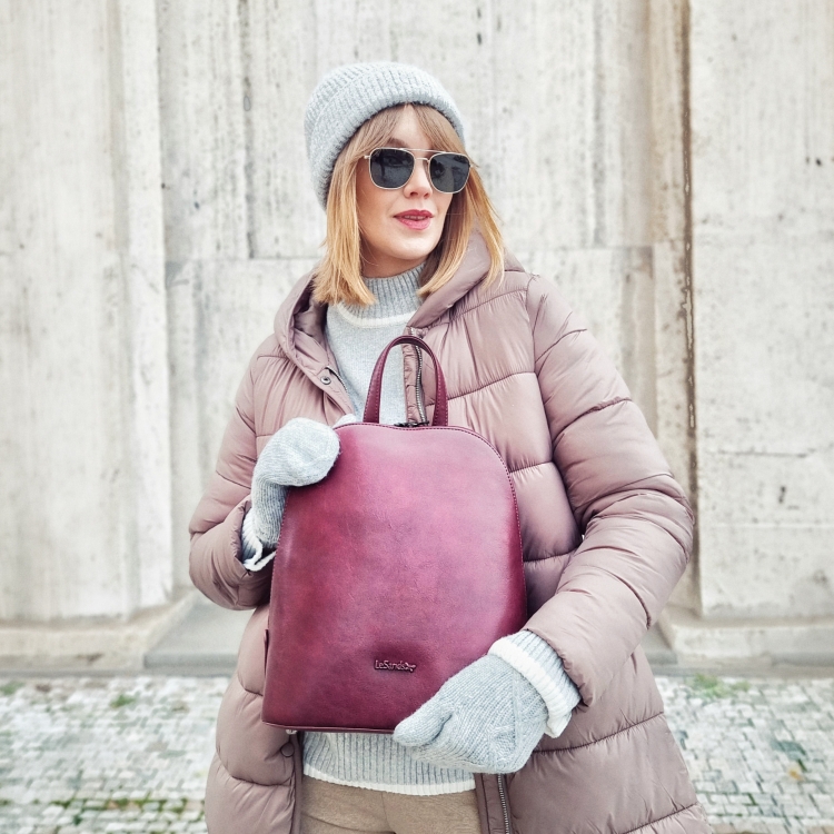 Elegantní městský batoh ze syntetické kůže Le Sands materiál syntetická kůže zapínání na zip barva vínová velikost střední 7700 BO Lifestyle