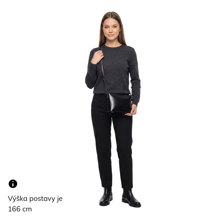 Elegantní crossbody kabelka s řetízkem Le Sands materiál syntetická kůže zapínání na zip barva černá velikost malá 4379 C Na postavě