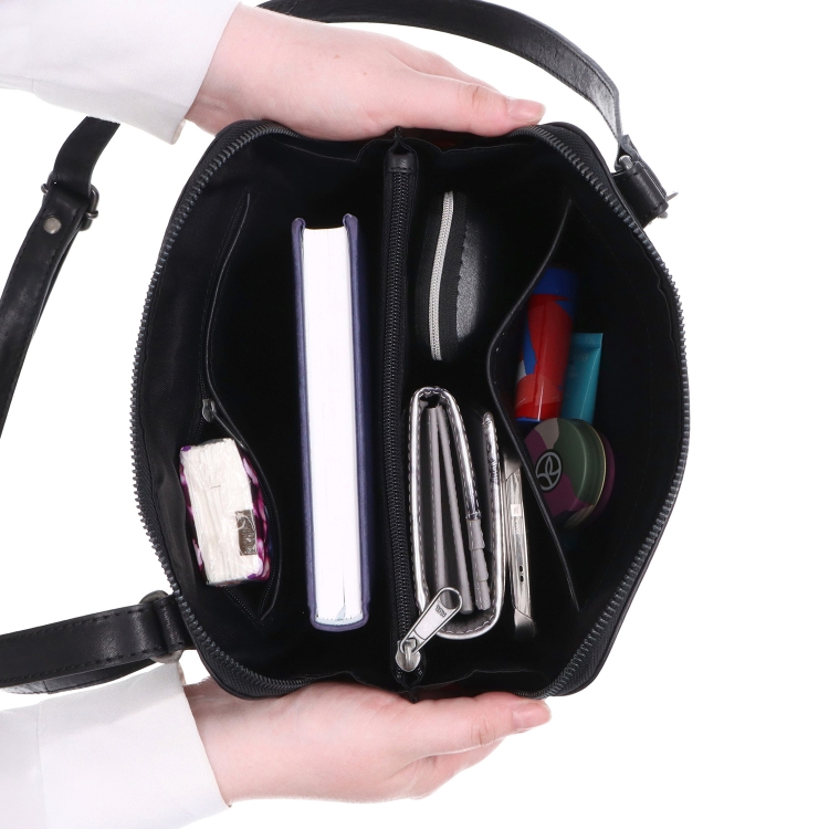 Elegantní kožená crossbody kabelka s přívěskem Noelia Bolger materiál kůže zapínání na zip barva černá velikost malá NB 3107 C Vnitřek