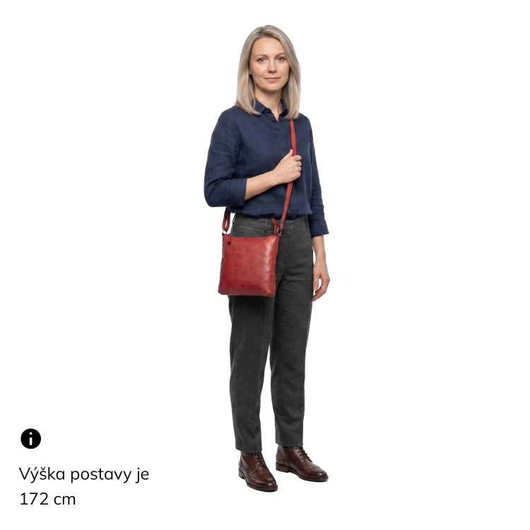 Elegantní kožená crossbody kabelka Noelia Bolger materiál kůže zapínání na zip barva červená velikost malá NB 2415 CV Na postavě
