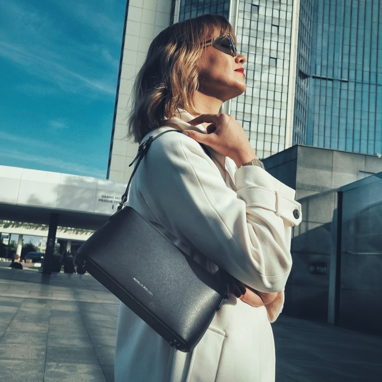 Stylová dámská kabelka Noelia Bolger materiál kůže zapínání na zip barva černá velikost malá NB 0100 C Lifestyle