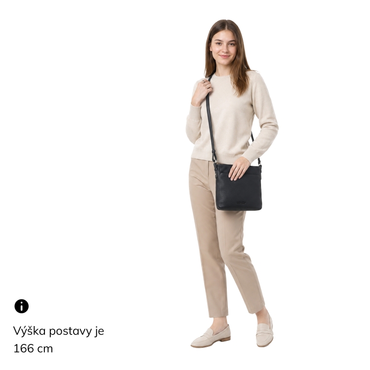 Praktická crossbody kabelka s přední kapsou Le Sands materiál syntetická kůže zapínání na zip barva černá velikost střední 4653 C Na postavě