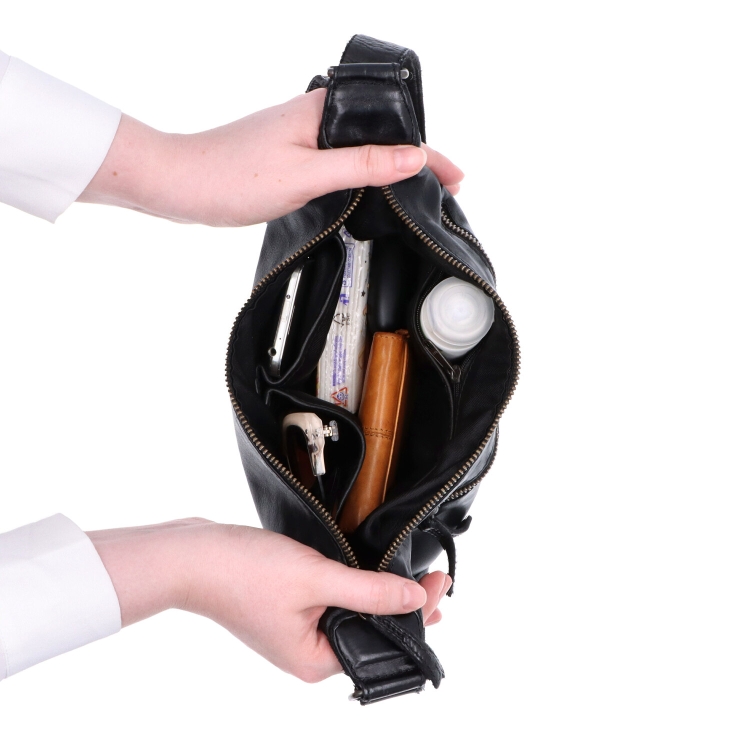 Malá kožená moonbag kabelka Noelia Bolger materiál kůže zapínání na zip barva černá velikost malá NB 2411 C Vnitřek