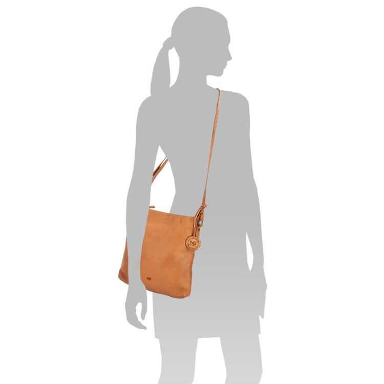 Kožená crossbody kabelka ve vintage stylu Noelia Bolger materiál kůže zapínání na zip barva žlutá velikost malá NB 2001 ZLU Na postavě