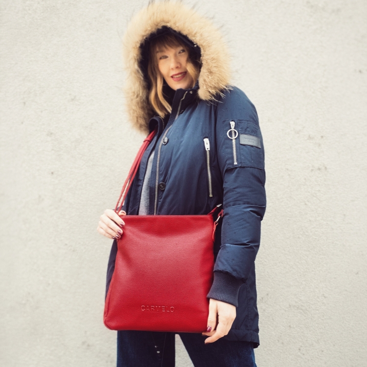 Designová crossbody kabelka Carmelo materiál syntetická kůže zapínání na zip barva červená velikost střední 4271 CV Lifestyle