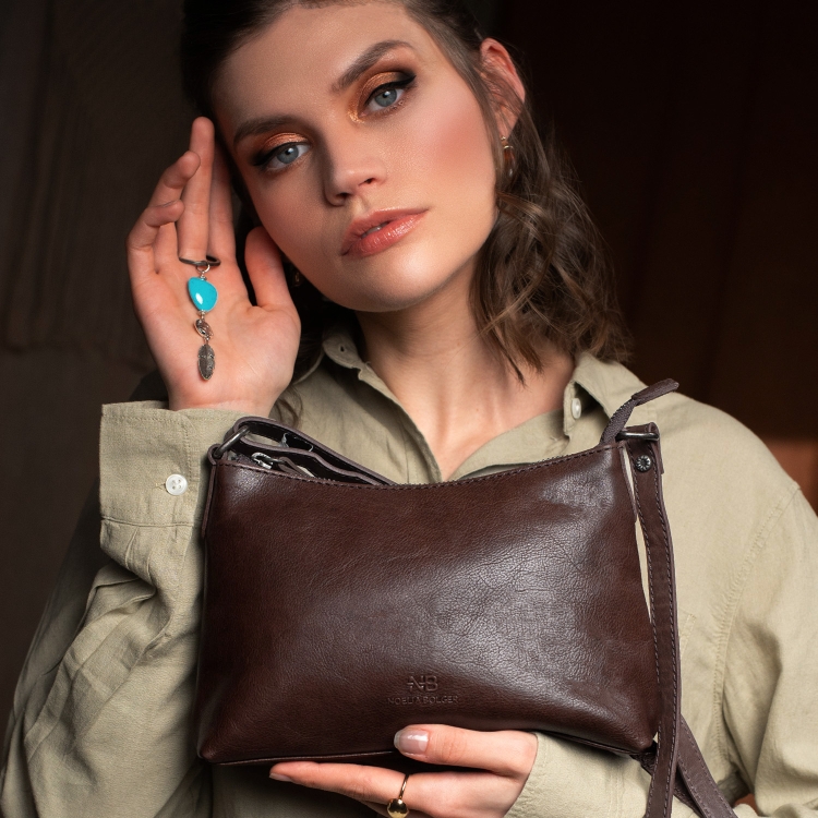 Malá kožená kabelka s přívěskem Noelia Bolger materiál kůže zapínání na zip barva hnědá velikost malá NB 3101 H Lifestyle