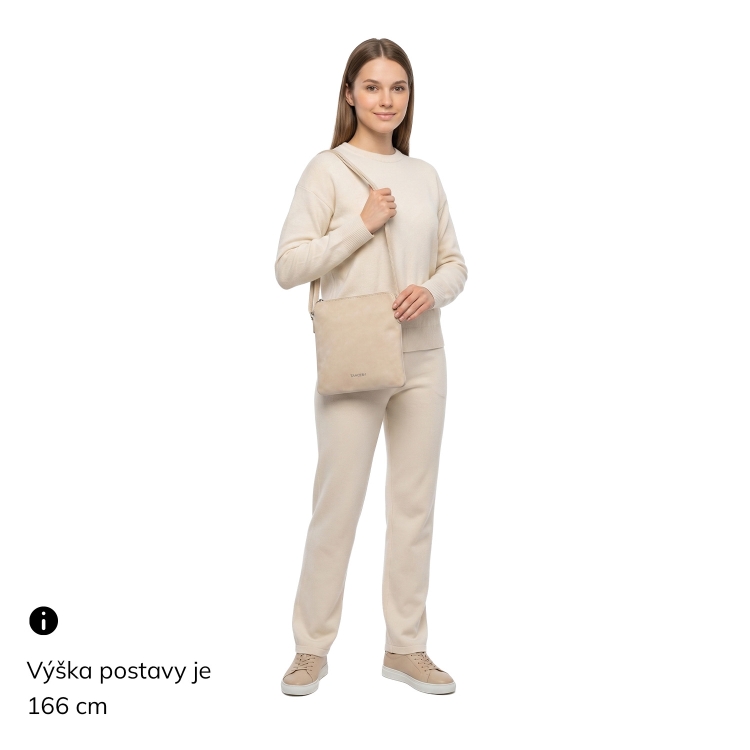 Menší crossbody kabelka z hebkého materiálu Tangerin materiál syntetická kůže zapínání na zip barva šedá velikost malá 7017 SS Na postavě