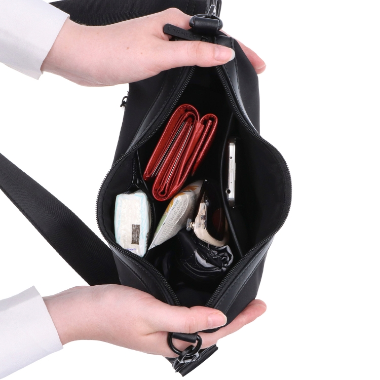 Malá kabelka se zaobleným tvarem Carmelo materiál nylon zapínání na zip barva černá velikost malá 6602 C Vnitřek