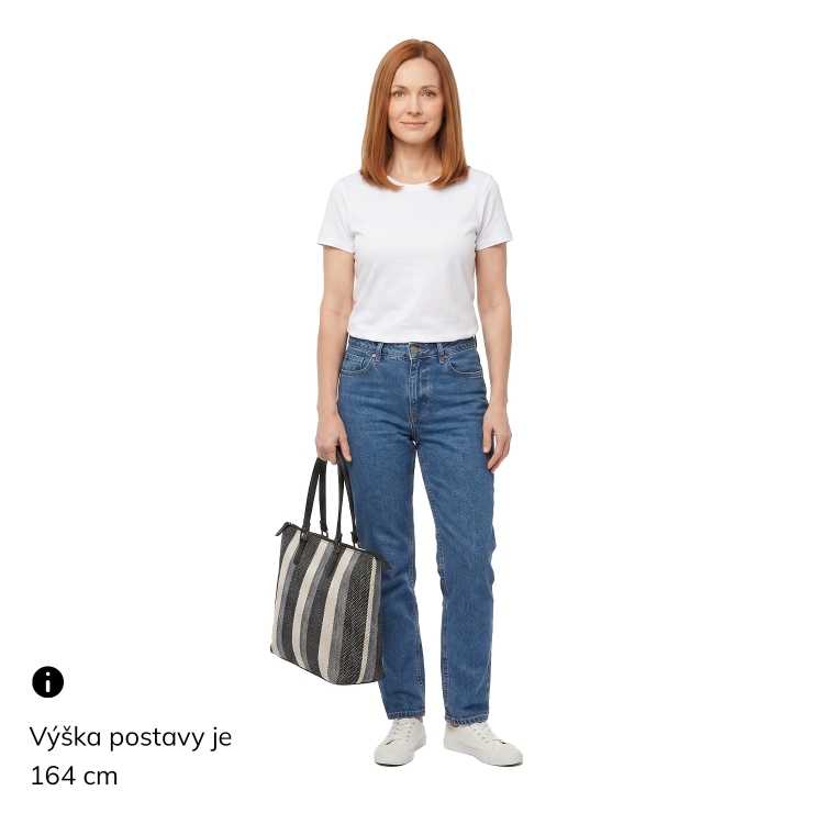 Prostorná městská kabelka z pevného textilu Indee materiál textil zapínání na zip barva hnědá velikost velká 6345 H Na postavě