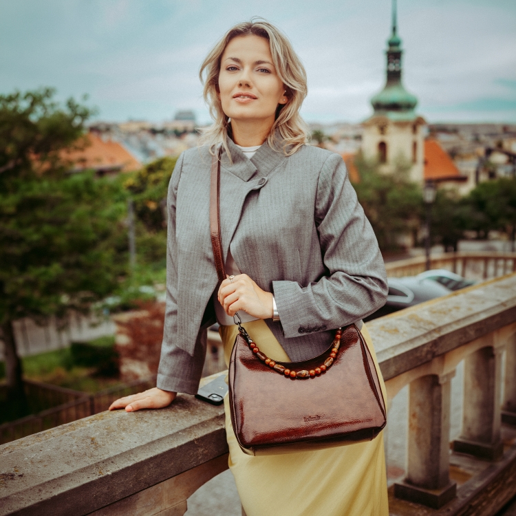 Kabelka přes rameno i crossbody s odepínacími popruhy Le Sands materiál syntetická kůže zapínání na zip barva hnědá velikost střední 4637 H Lifestyle