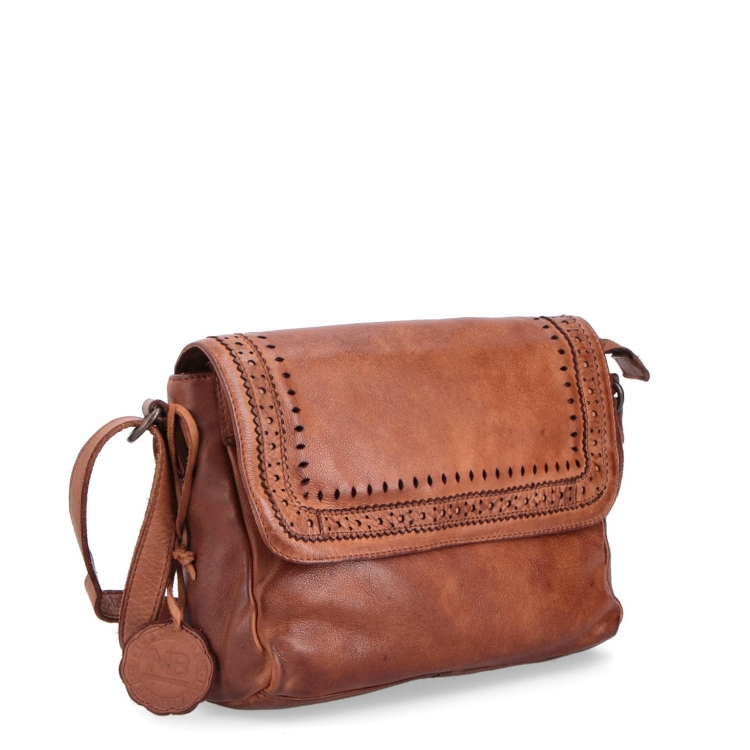 Designová kožená crossbody kabelka s klopou Noelia Bolger materiál kůže zapínání na zip barva koňaková velikost malá NB 2026 KO