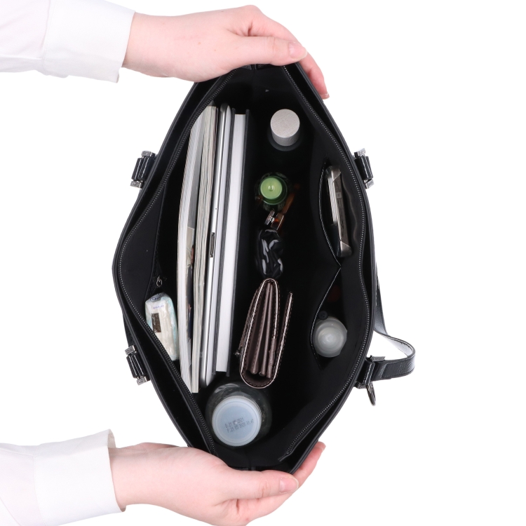 Elegantní kabelka přes rameno s přívěskem Le Sands materiál syntetická kůže zapínání na zip barva černá velikost velká 4645 C Vnitřek