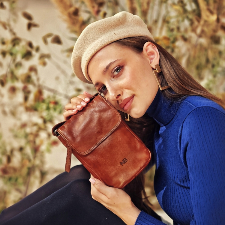 Kožená crossbody taška s klopou Noelia Bolger materiál kůže zapínání s klopou barva koňaková velikost malá NB 2418 KO Lifestyle