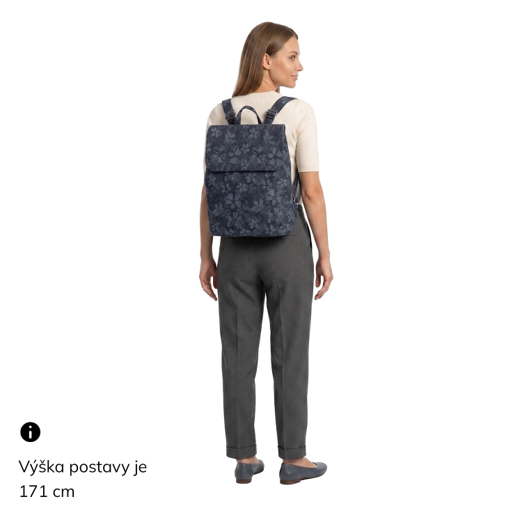Městský batoh s klopou a květinovým vzorem Carmelo materiál syntetická kůže zapínání na zip barva černá velikost střední 4600 C Na postavě