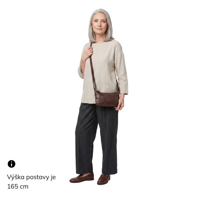 Malá elegantní kožená crossbody kabelka Noelia Bolger materiál kůže zapínání na zip barva hnědá velikost malá NB 2420 H Na postavě