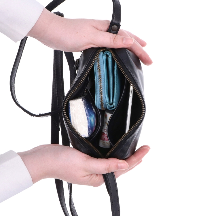 Minimalistická kožená crossbody kabelka Noelia Bolger materiál kůže zapínání na zip barva černá velikost malá NB 2417 C Vnitřek