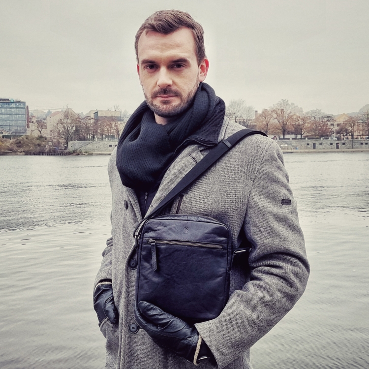 Kožená crossbody taška Poyem materiál kůže barva černá velikost malá 2206 Poyem C Lifestyle
