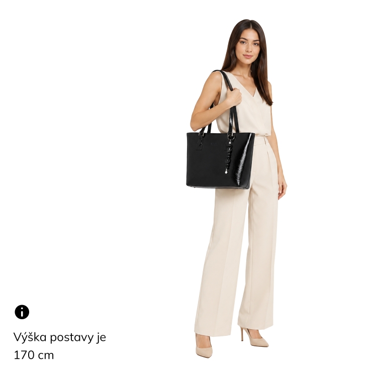 Elegantní kabelka přes rameno s přívěskem Le Sands materiál syntetická kůže zapínání na zip barva vínová velikost velká 4645 BO Na postavě