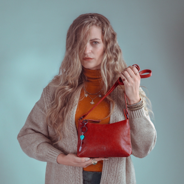 Malá kožená kabelka s přívěskem Noelia Bolger materiál kůže zapínání na zip barva červená velikost malá NB 3101 CV Lifestyle