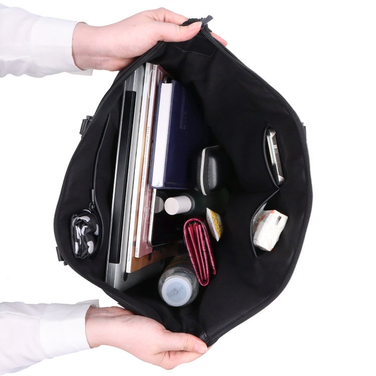 Designová business kabelka přes rameno Carmelo materiál nylon zapínání na zip barva černá velikost velká 6610 C LE Vnitřek