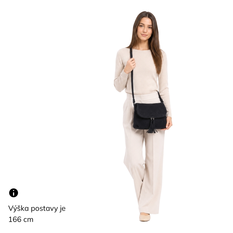 Stylová crossbody kabelka s praktickou klopou Carmelo materiál syntetická kůže zapínání na zip barva hnědá velikost malá 4661 TH Na postavě