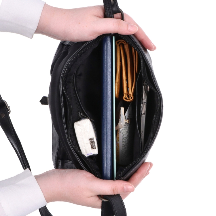 Kožená crossbody kabelka s klopou Noelia Bolger materiál kůže zapínání s klopou barva černá velikost střední NB 2416 C Vnitřek