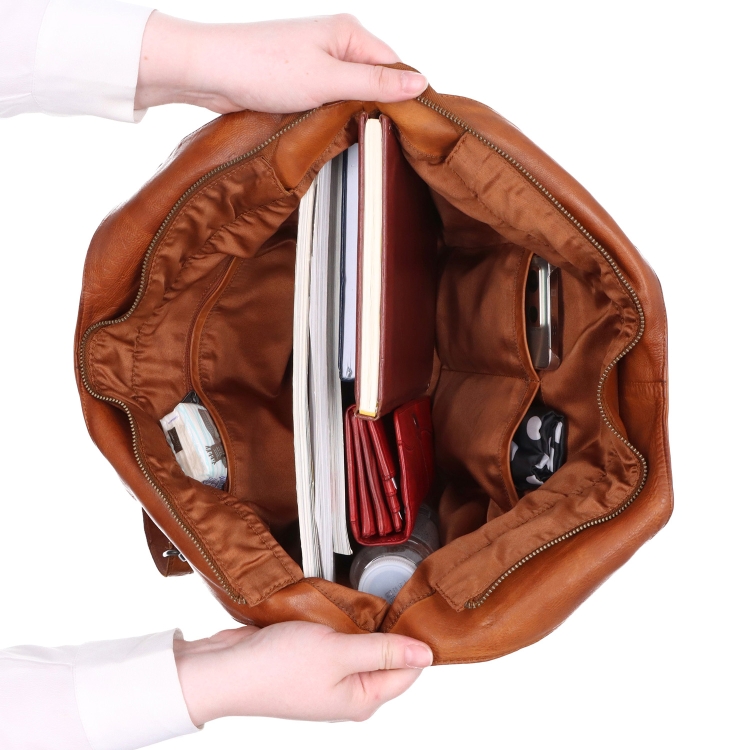 Velká kožená kabelka s uchy a crossbody popruhem Noelia Bolger materiál kůže zapínání na zip barva koňaková velikost velká NB 2429 KO Vnitřek