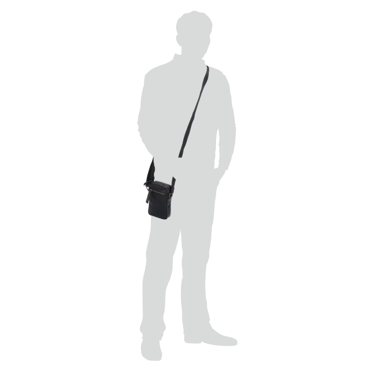 Malá kožená crossbody Poyem materiál kůže zapínání na zip barva černá velikost malá 2220 Poyem C Na postavě