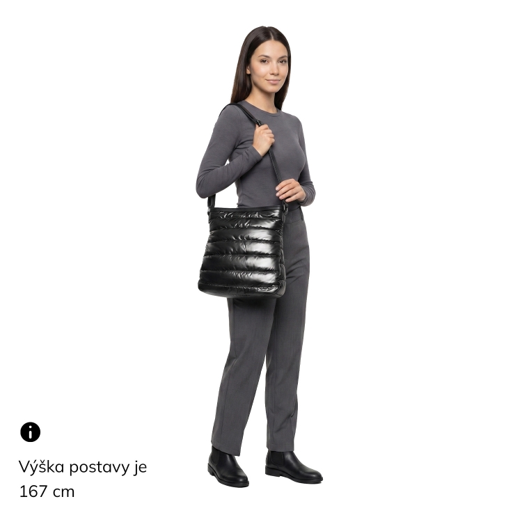 Moderní dámská kabelka z nadýchaného nylonu Carmelo materiál nylon zapínání na zip barva metalická velikost střední 4382 BR Na postavě