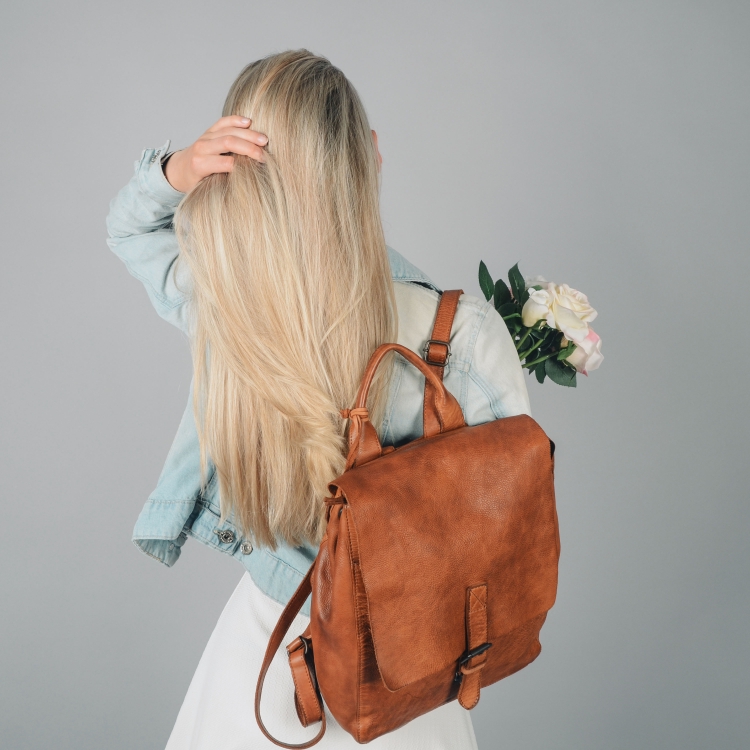 Malý kožený batoh s klopou Noelia Bolger materiál kůže zapínání na zip barva koňaková velikost střední NB 2022 KO Lifestyle