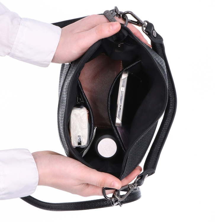 Elegantní kabelka s odepínatelnými popruhy Carmelo materiál syntetická kůže zapínání na zip barva černá velikost malá 4603 C Vnitřek