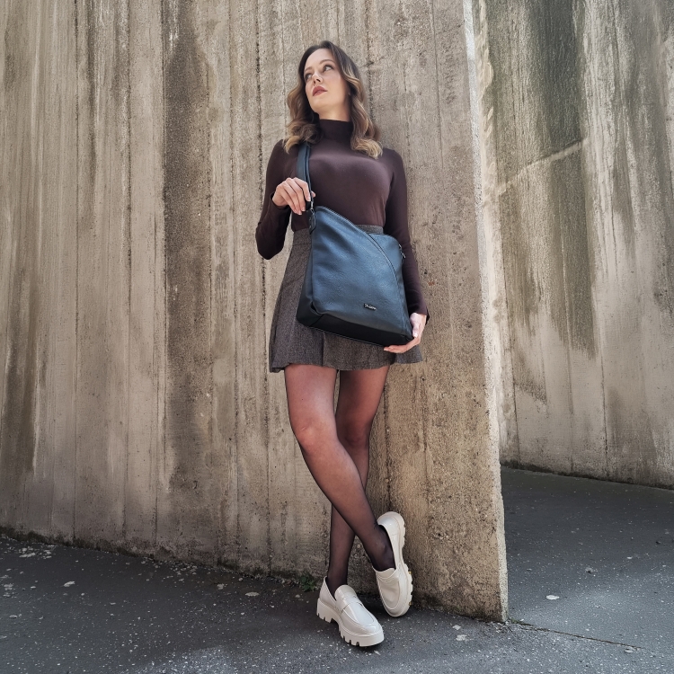 Asymetrická crossbody kabelka s prošíváním Tangerin materiál syntetická kůže zapínání na zip barva černá velikost střední 8023 C Lifestyle