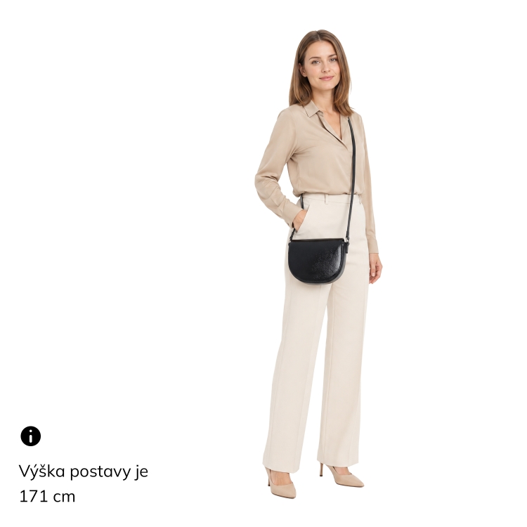 Elegantní crossbody kabelka s klopou Le Sands materiál syntetická kůže zapínání s klopou barva vínová velikost malá 4647 BO Na postavě