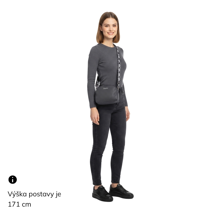 Stylová crossbody kabelka s texturovaným povrchem Tangerin materiál syntetická kůže zapínání na zip barva zelená velikost malá 4365 ZE Na postavě