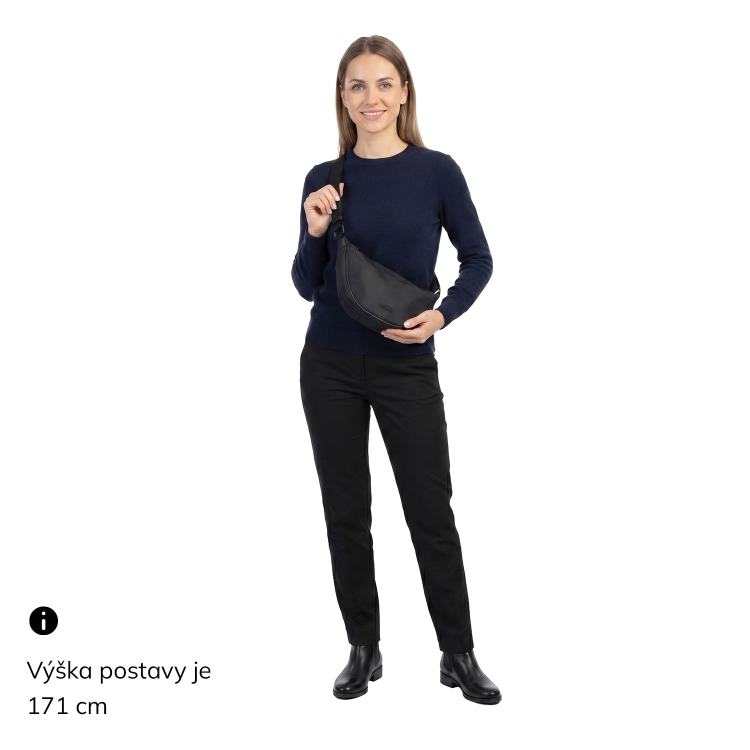 Malá nylonová kabelky typu moonbag Carmelo materiál nylon zapínání na zip barva černá velikost malá 6609 C Na postavě