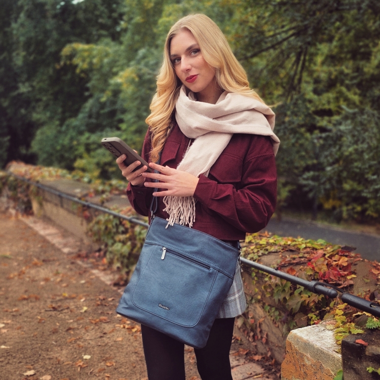 Crossbody kabelka s přední a zadní kapsou Tangerin materiál syntetická kůže zapínání na zip barva modrá velikost střední 8036 TM Lifestyle