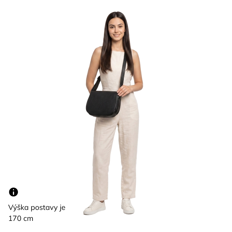 Elegantní dámská kabelka přes rameno s klopou Carmelo materiál syntetická kůže zapínání na zip barva černá velikost střední 4394 C Na postavě