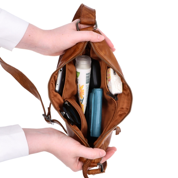 Asymetrická kožená moonbag kabelka Noelia Bolger materiál kůže zapínání na zip barva koňaková velikost malá NB 2413 KO Vnitřek