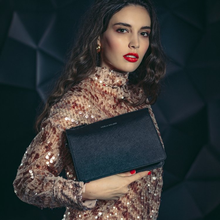 Elegantní crossbody kabelka Noelia Bolger materiál kůže zapínání na zip barva černá velikost malá NB 0042 C Lifestyle