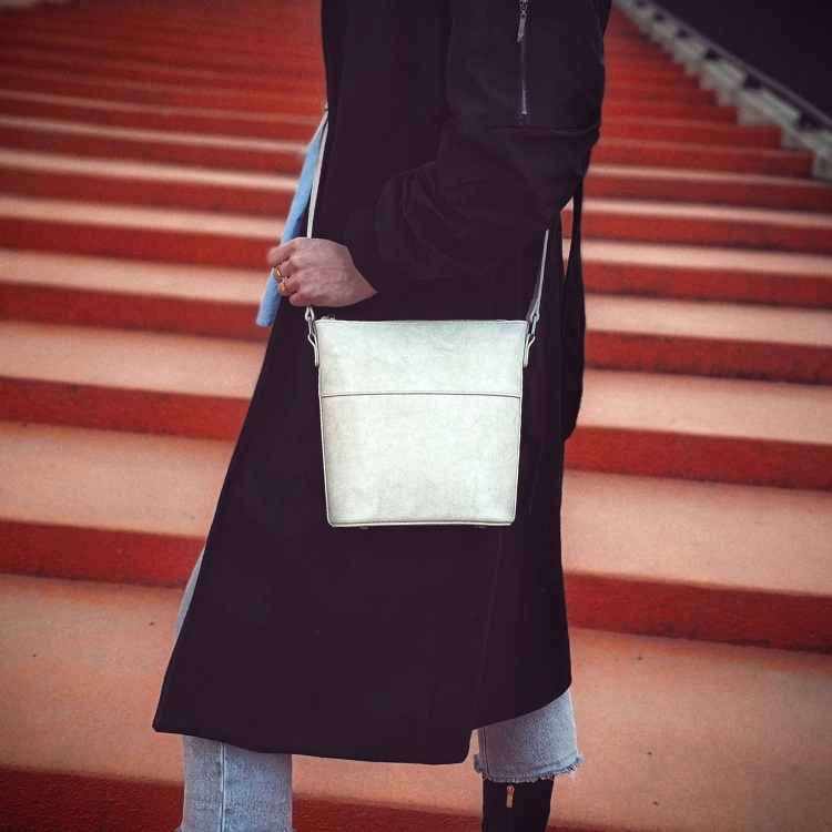 Luxusní kožená crossbody kabelka Noelia Bolger materiál kůže zapínání na zip barva bílá velikost malá NB 0077 OW Lifestyle