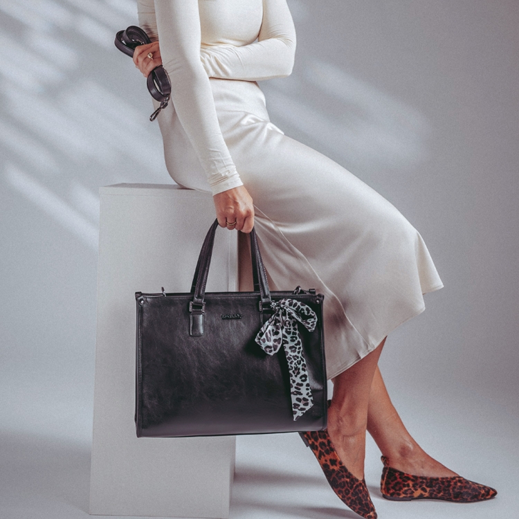 Elegantní kabelka do ruky s ozdobným šátkem Le Sands materiál syntetická kůže zapínání na zip barva černá velikost velká 7727 C Lifestyle