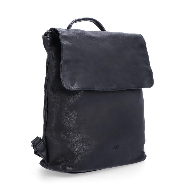 Kožený batoh s klopou ve vintage stylu Noelia Bolger materiál kůže zapínání na zip barva černá velikost střední NB 2014 C