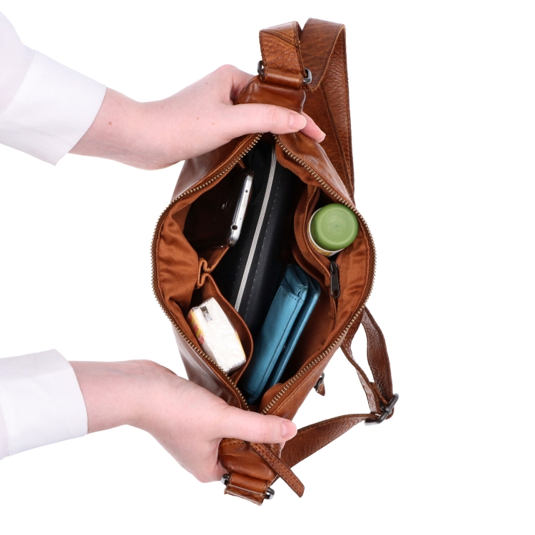 Kožená moonbag kabelka přes rameno Noelia Bolger materiál kůže zapínání na zip barva koňaková velikost malá NB 2412 KO Vnitřek